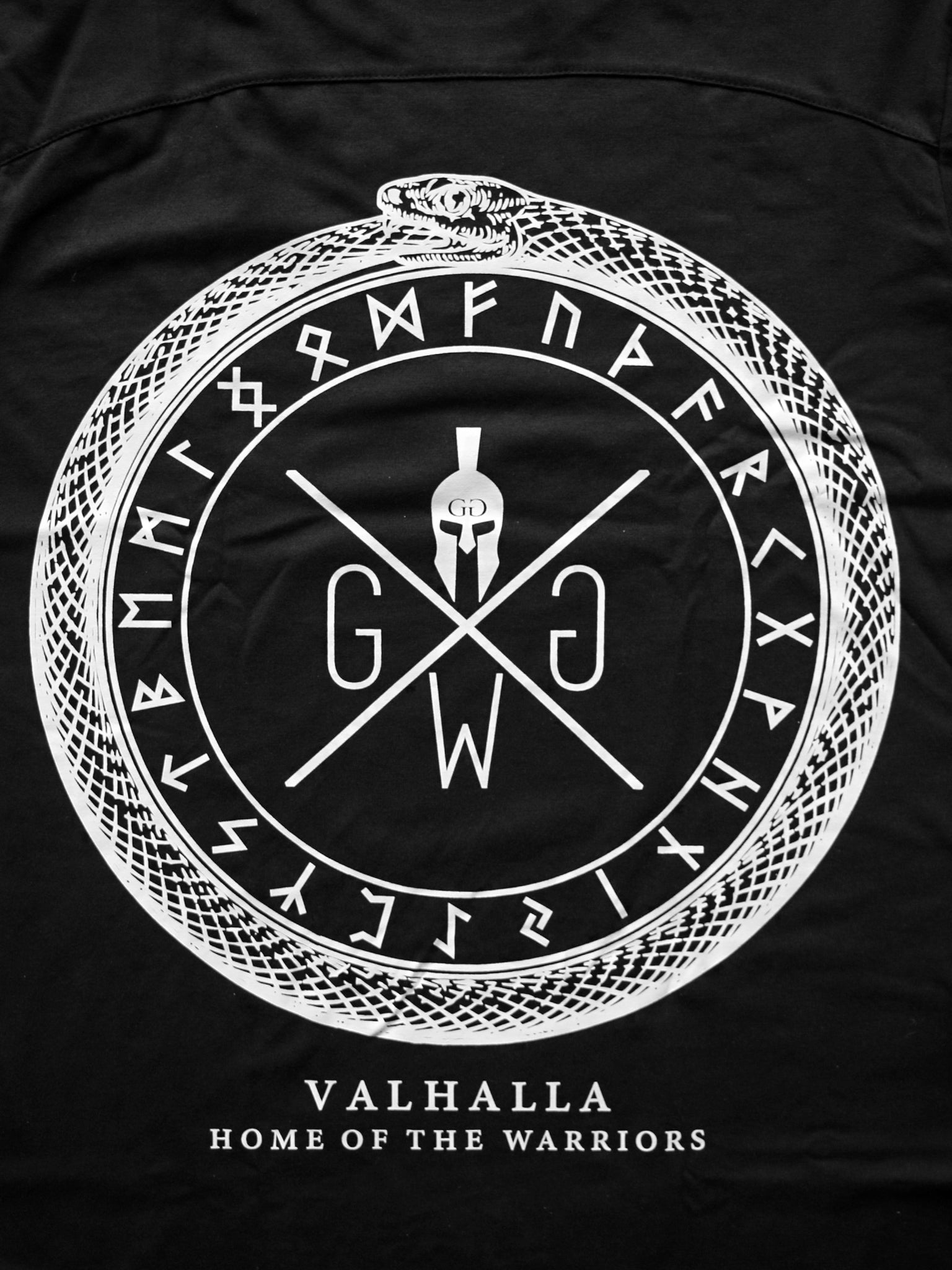 Valhalla T-Shirt Schwarz – Komfortables Gym T-Shirt mit starkem nordischen Motiv, inspiriert von der Legende der Kriegerhalle, für intensives Training und stilvolle Freizeitlooks.