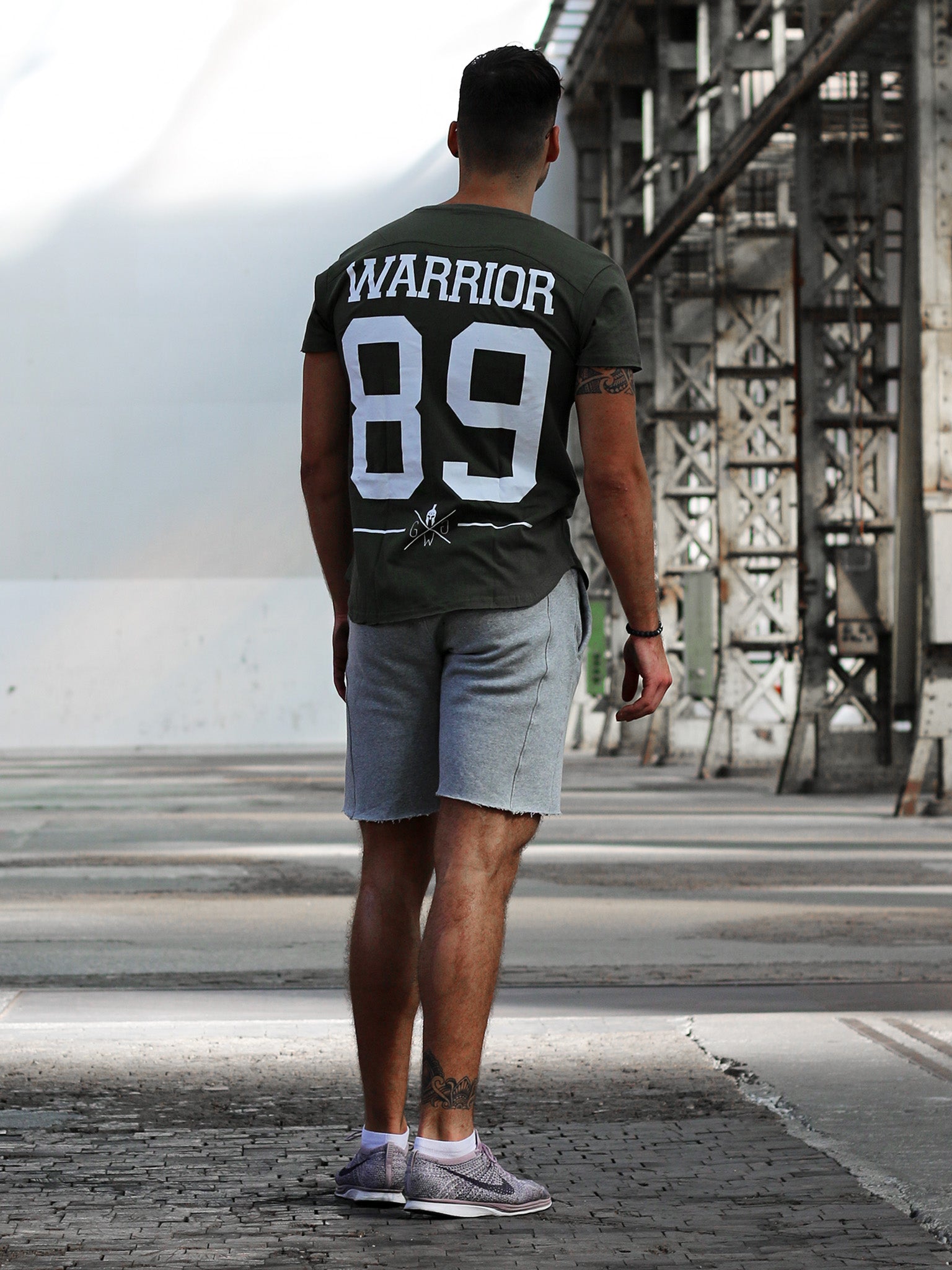 Hochwertiges Warrior T-Shirt aus 100% Baumwolle, ideal für Fitnessstudio und Freizeit.