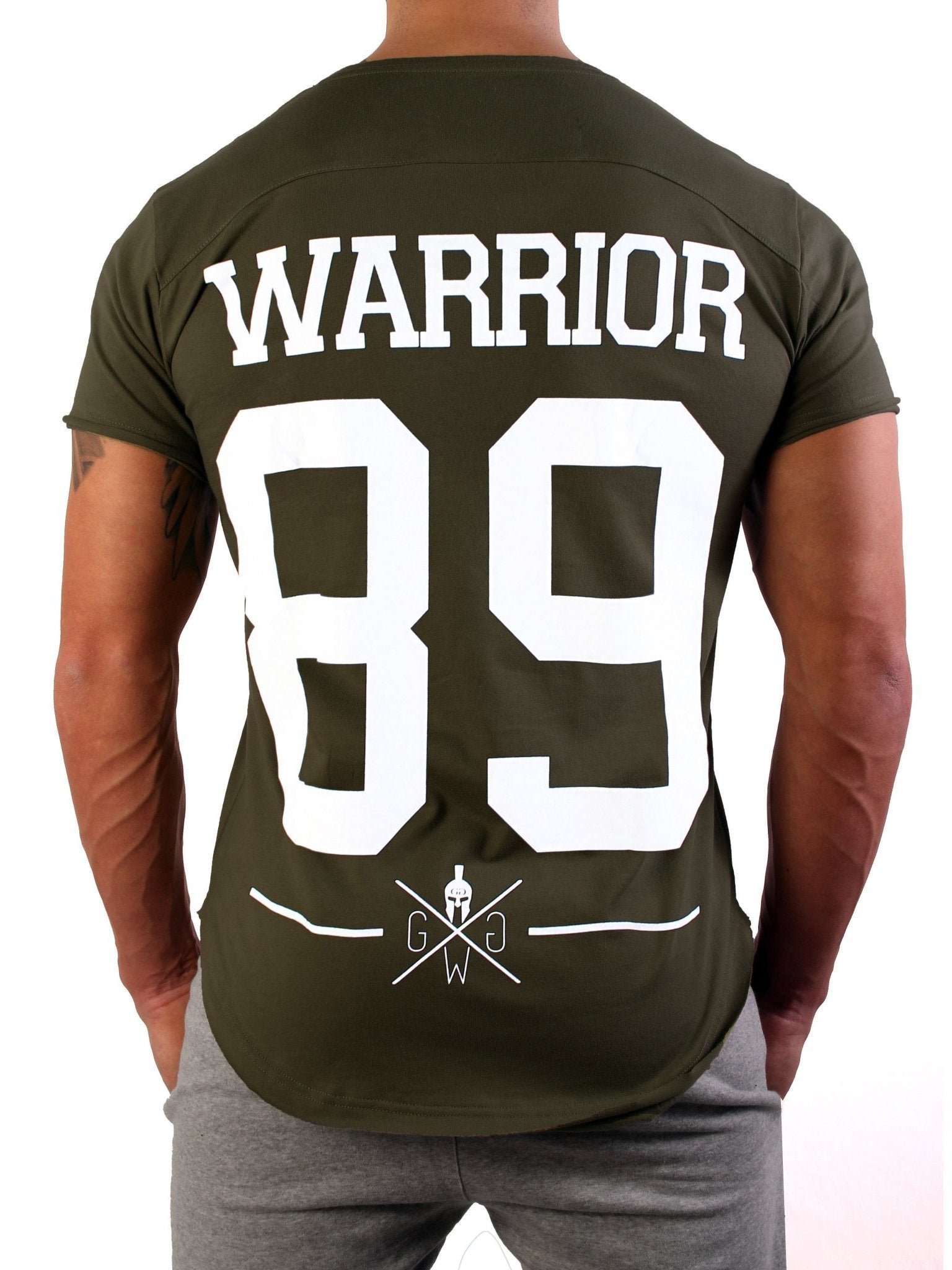 Olivgrünes Warrior T-Shirt von Gym Generation mit auffälligem "Warrior 89" Print in strahlendem Weiß.