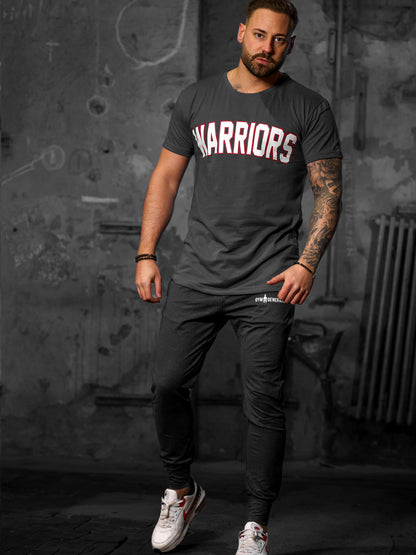 Dunkelgraues Warriors T-Shirt – kraftvolles Design mit rotem Schriftzug, bequemer Schnitt und langlebige Verarbeitung, perfekt für einen urbanen und sportlichen Look.